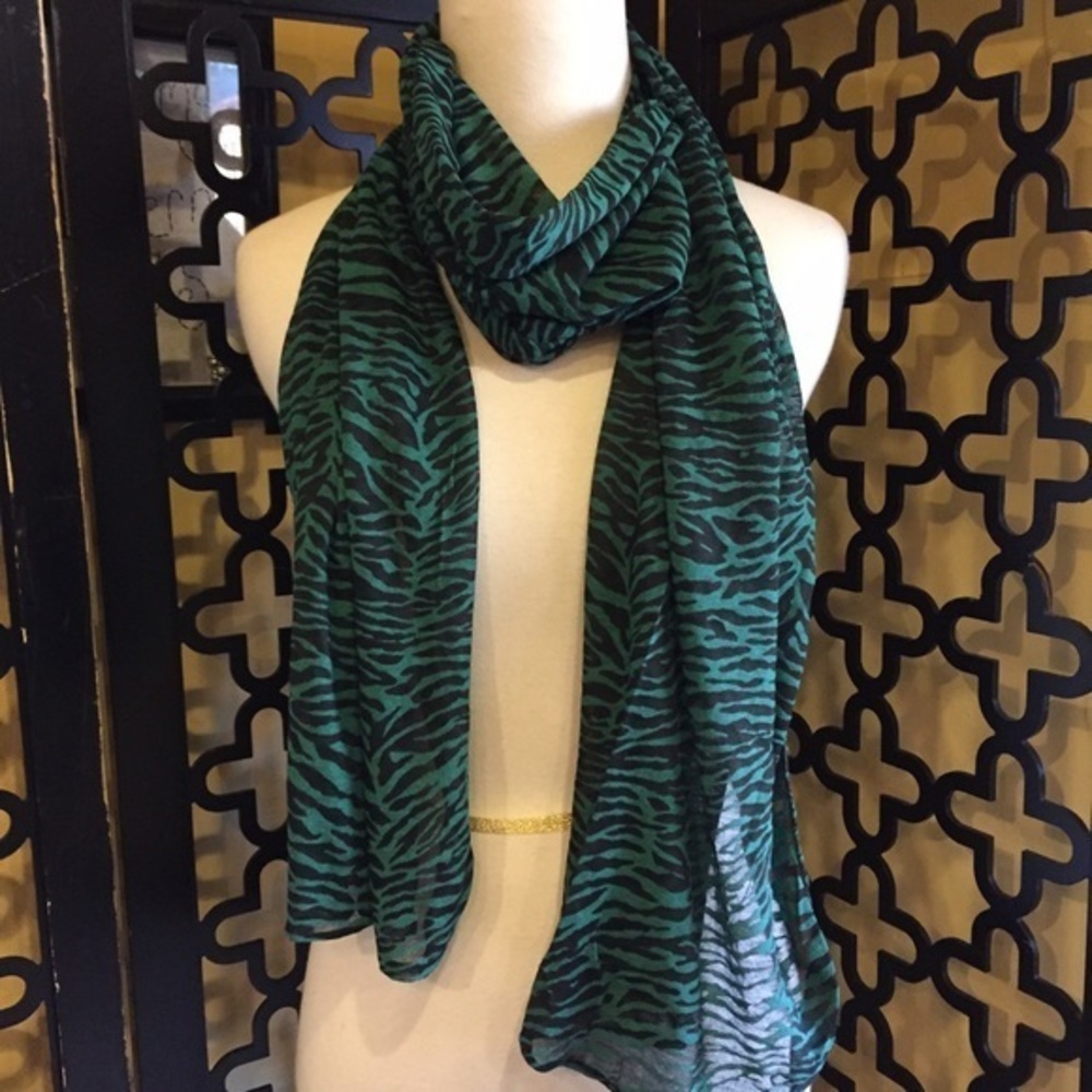 NWT GREEN BLACK ANIMAL PRINT T-SHIRT SCARF‎